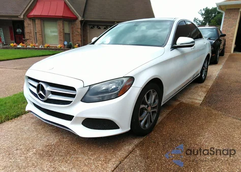 2016 Mercedes-Benz C 300 Luxury/Sport z USA, uszkodzony, nr VIN 55SWF4JB0GU176511